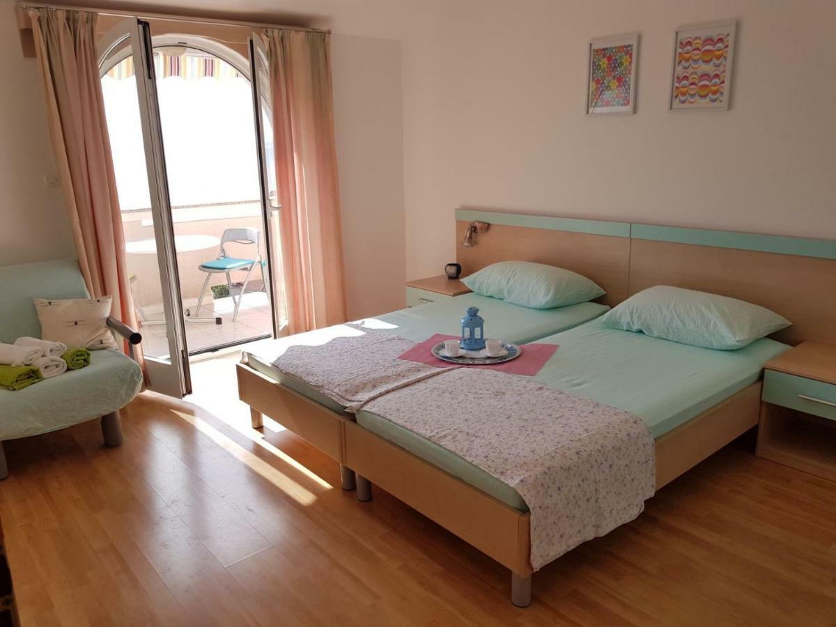 Apartmani Bambi ルン エクステリア 写真