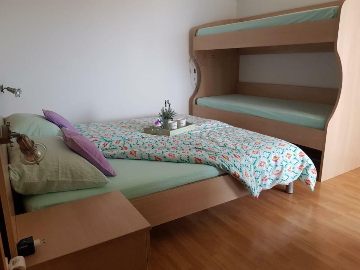 Apartmani Bambi ルン エクステリア 写真