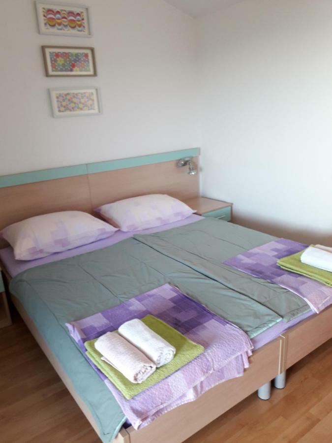 Apartmani Bambi ルン エクステリア 写真